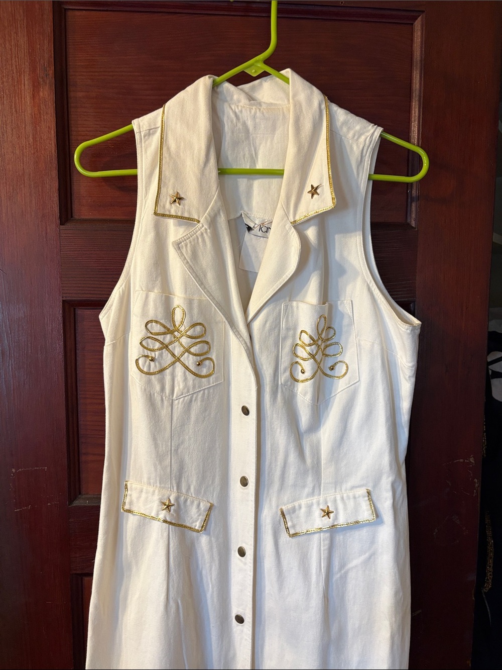 Vintage Country Charm ✨ White Sleeveless Button Front Dress with Gold Embroidery